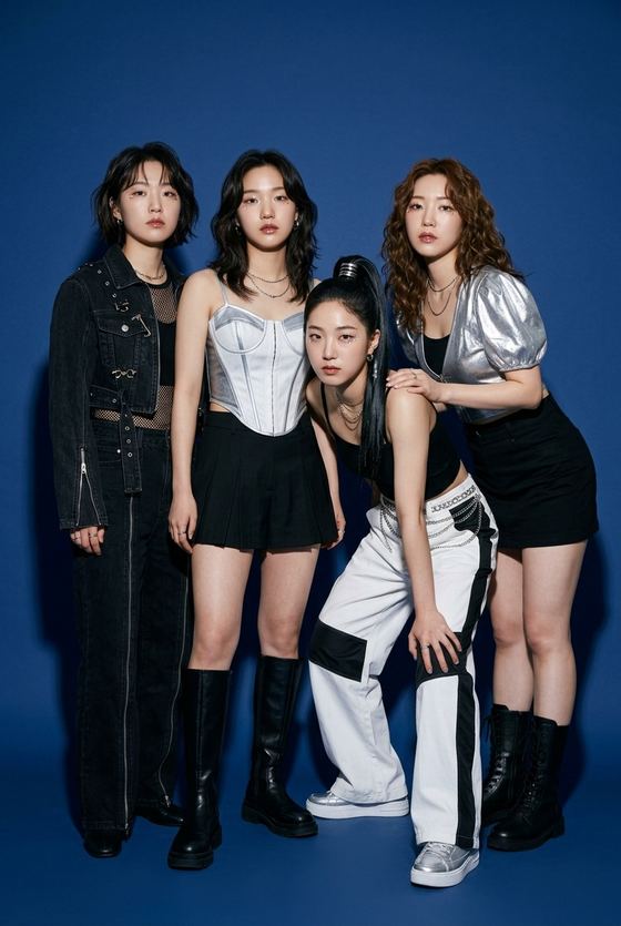 아이돌 그룹 앨범 재킷처럼 바뀐 친구 네 명