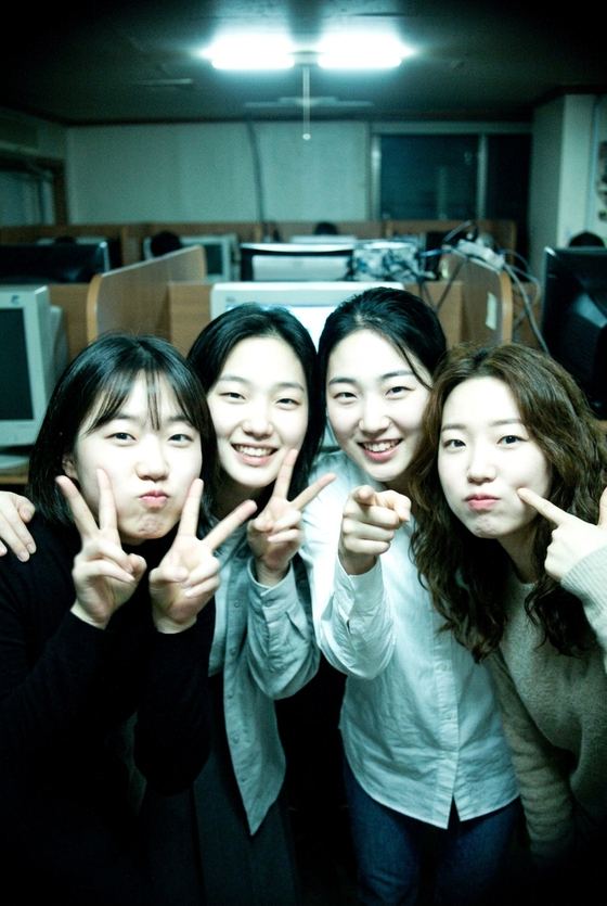 PC방 웹캠 앞에 모인 듯한 친구 네 명