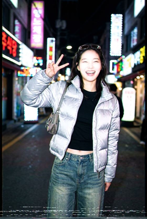 같은 인물이 옛날 캠코더 연출로 바뀐 사진