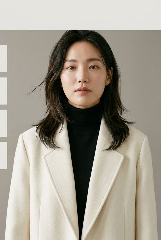 같은 인물이 브랜드 화보 연출로 바뀐 사진