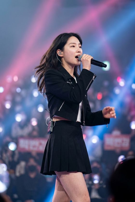 같은 인물이 아이돌이 된 나 연출로 바뀐 사진