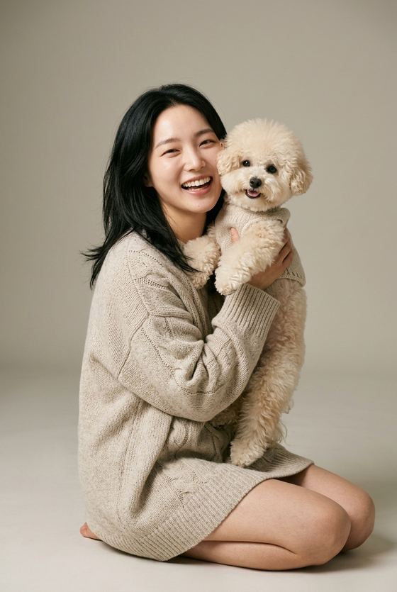 같은 인물이 반려동물 연출로 바뀐 사진