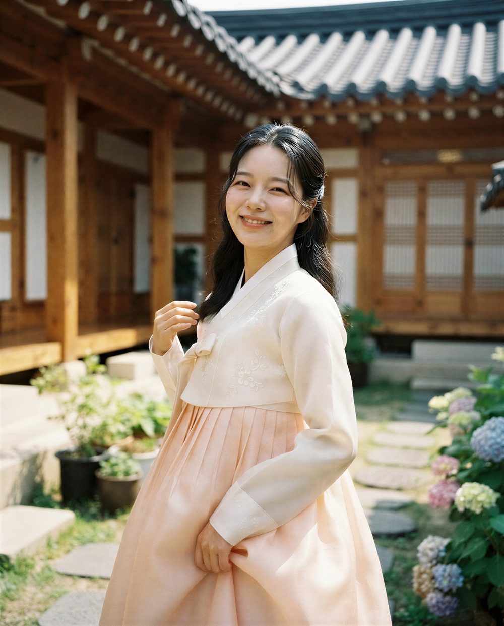 한옥 마당에서 한복을 입은 모습으로 바뀐 AI 적용 사진